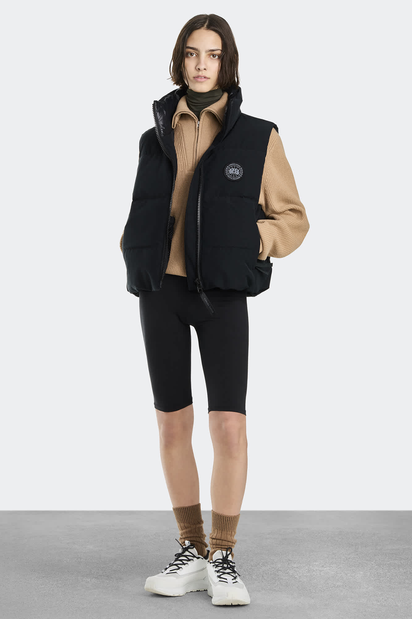 Grandview Cropped Vest Black Disc